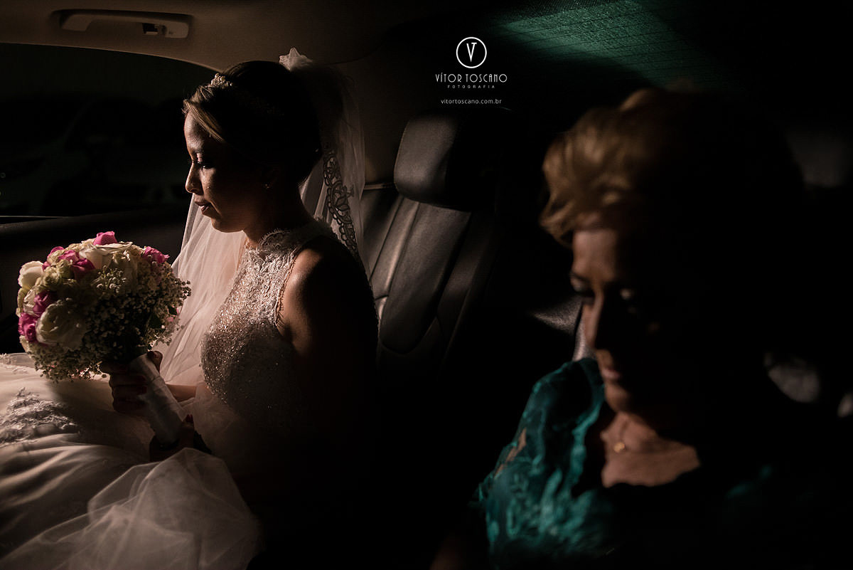 Noiva e mãe esperando a entrada na igreja no casamento de priscila e raoni em natal rn.
