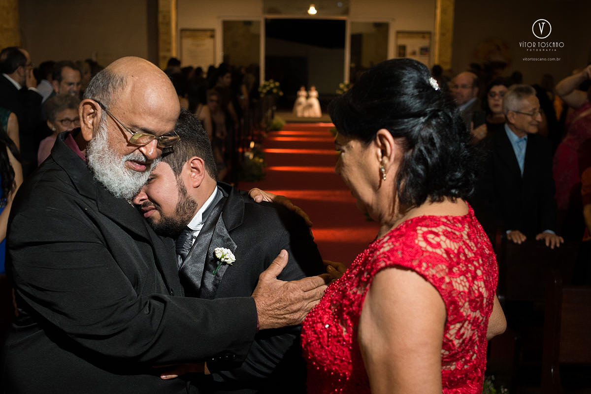 Filho abraçando o pai no altar no casamento de priscila e raoni em natal rn.