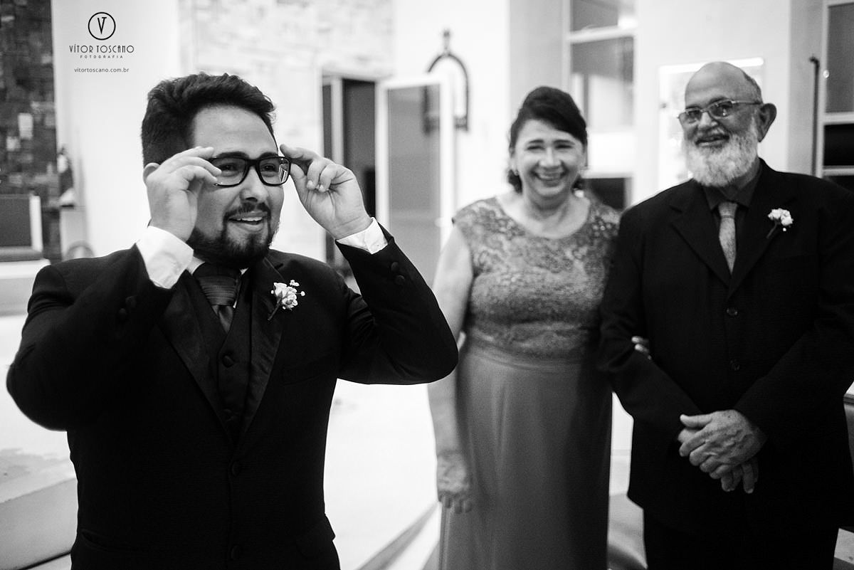 Noivo esperando a noiva no altar no casamento de priscila e raoni em natal rn.