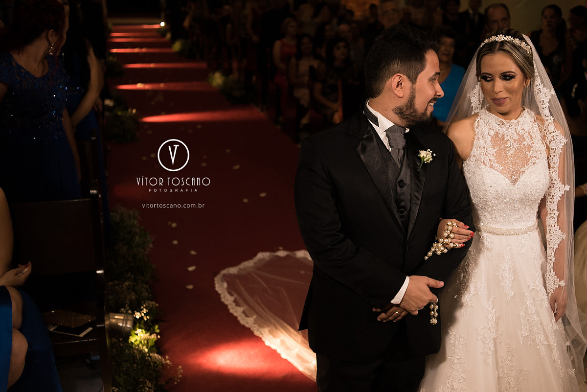 Noivos no altar no casamento de priscila e raoni em natal rn.