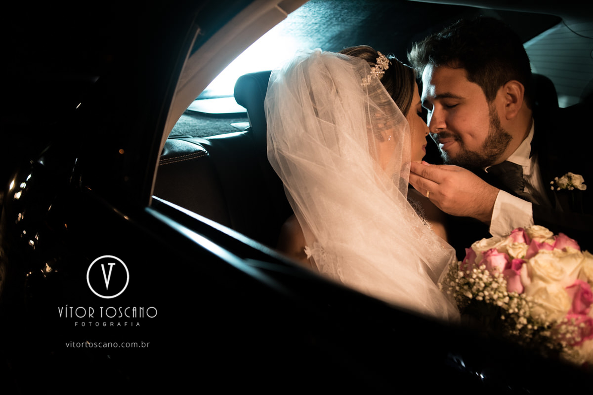 Noivos no carro no casamento de priscila e raoni em natal rn.