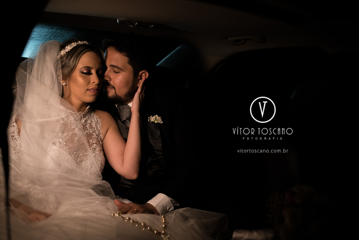 Noivos no carro no casamento de priscila e raoni em natal rn.