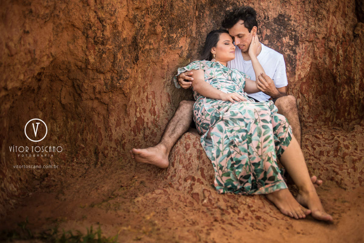 Casal namorando no chapadão de pipa no ensaio pre wedding de monick e jhonatan