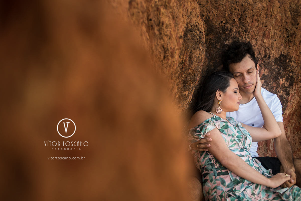 Casal abraçado no ensaio pre wedding de monick e jhonatan