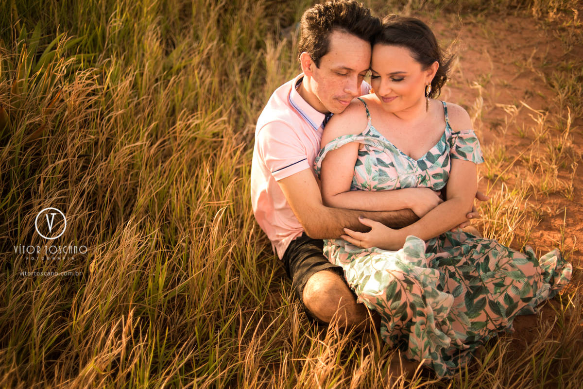Casal namorando na grama no ensaio pre wedding de monick e jhonatan