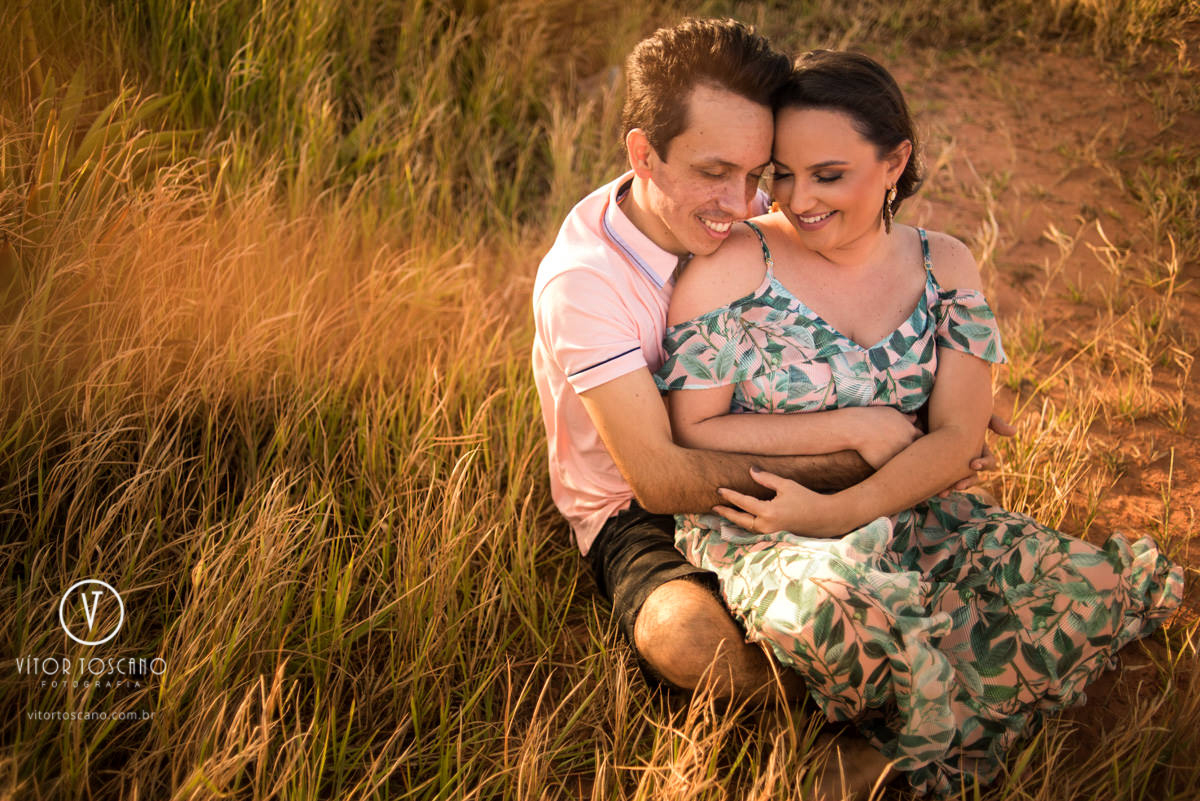 Casal namorando na grama no ensaio pre wedding de monick e jhonatan