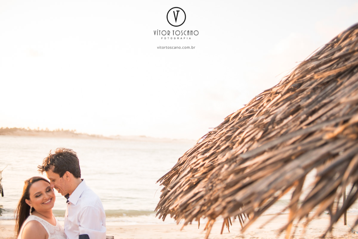 Casal namorando em pipa ao por do sol no ensaio pre wedding de monick e jhonatan