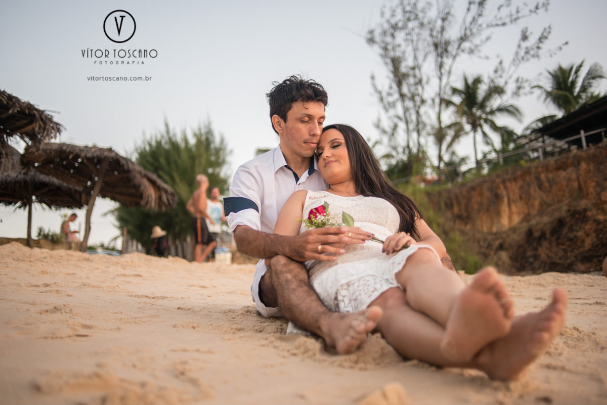 casal abraçado no ensaio pre wedding de monick e jhonatan