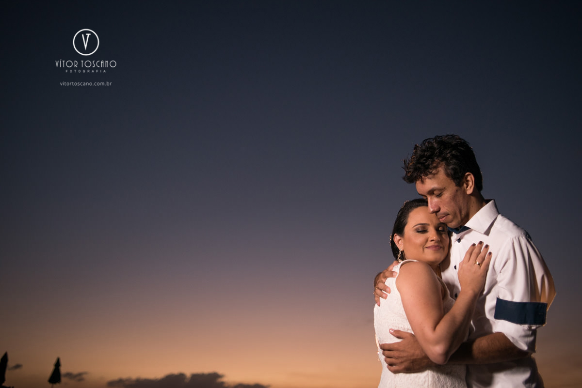 casal namorando no por do sol no ensaio pre wedding de monick e jhonatan