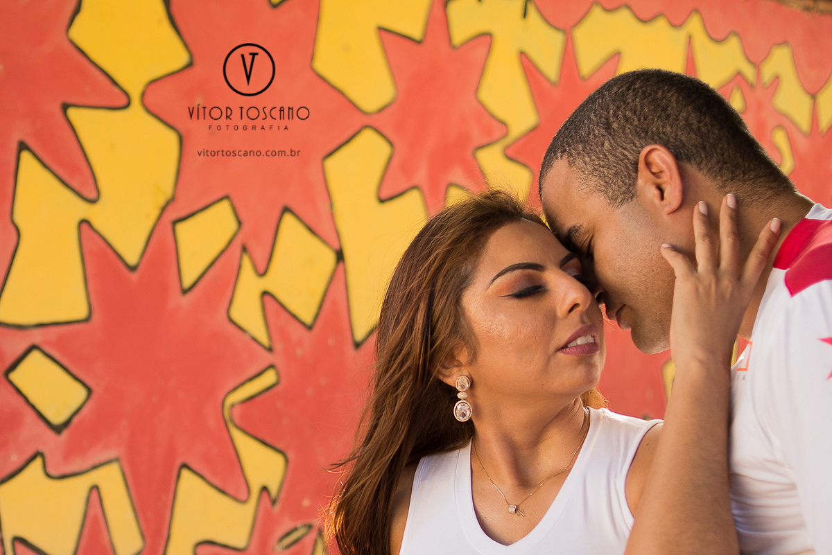 Troca de carinhos entre os noivos durante o ensaio fotográfico de Jucielly e Auderi, em Natal-RN.