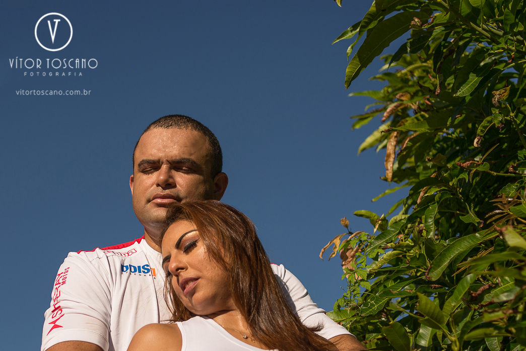 Noiva repousando sob o noivo durante o ensaio fotográfico de Jucielly e Auderi, em Natal-RN.