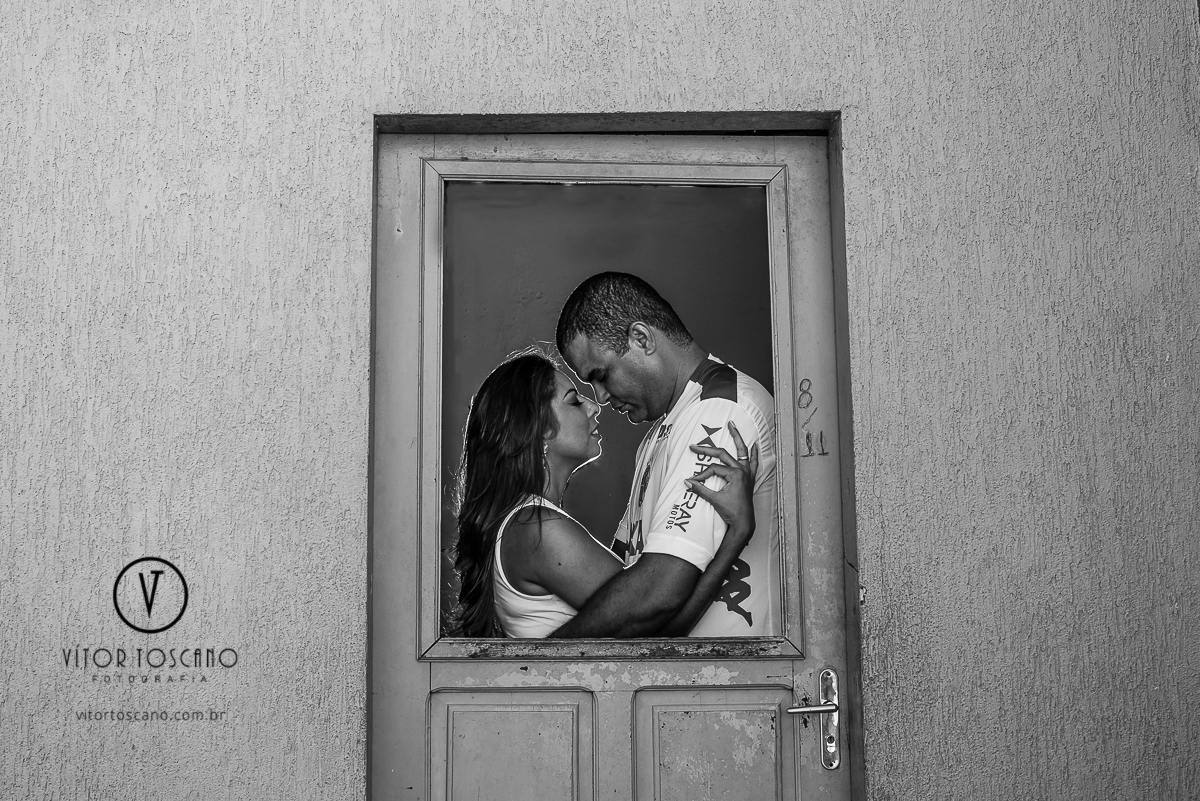 Moldura do casal na porta durante o ensaio fotográfico de Jucielly e Auderi, em Natal-RN.