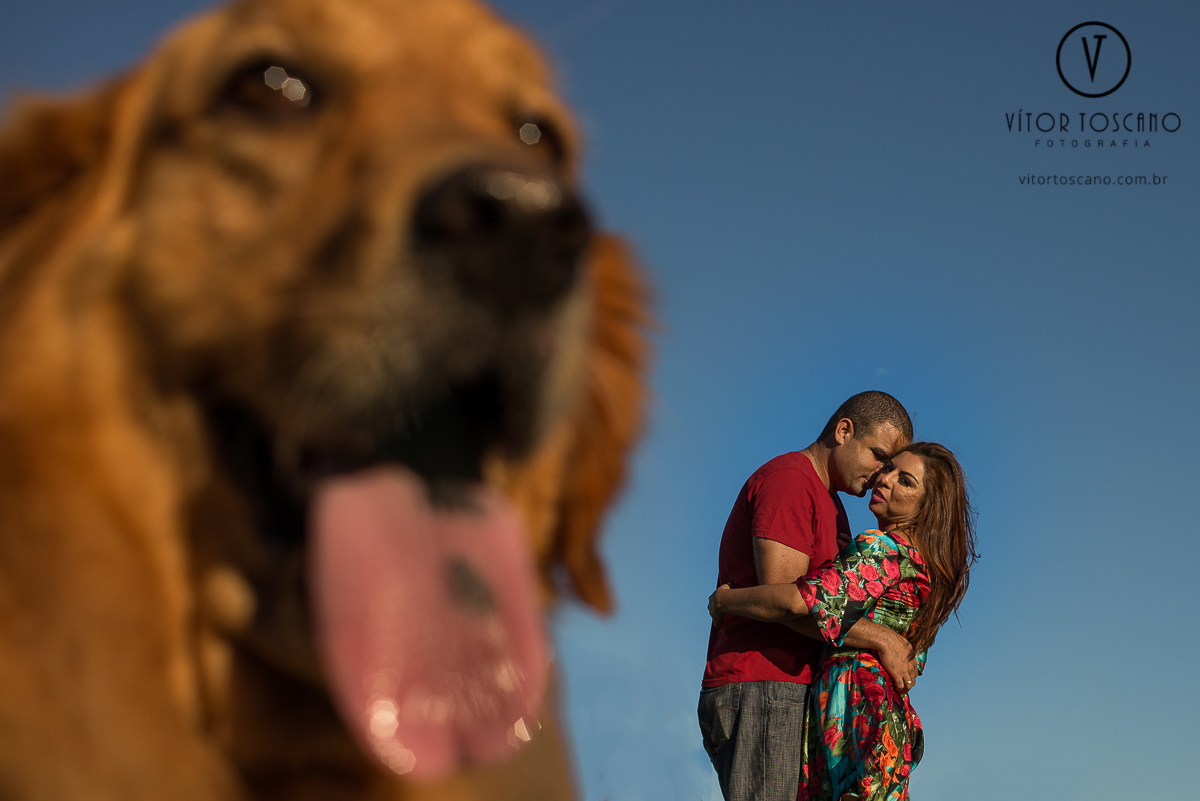 Cachorro e noivos durante durante o ensaio fotográfico de Jucielly e Auderi, em Natal-RN.