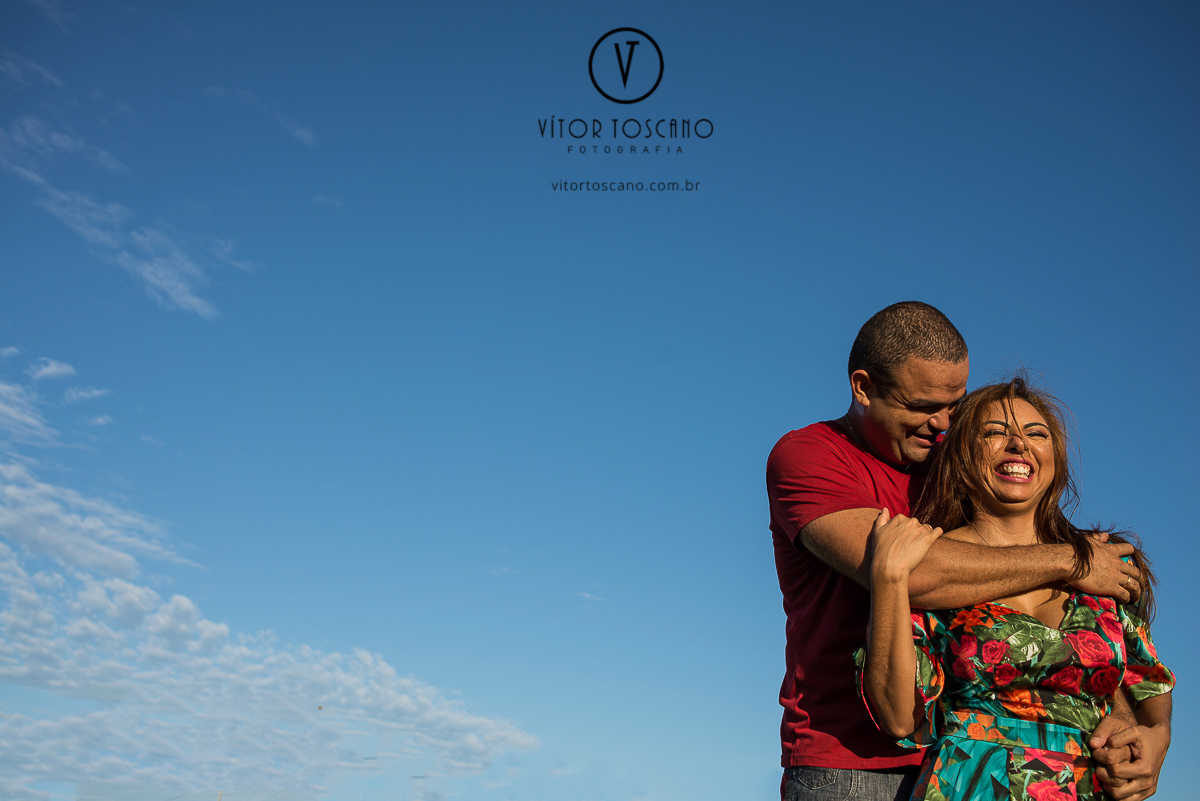 Beijo do casal durante o ensaio fotográfico de Jucielly e Auderi, em Natal-RN.