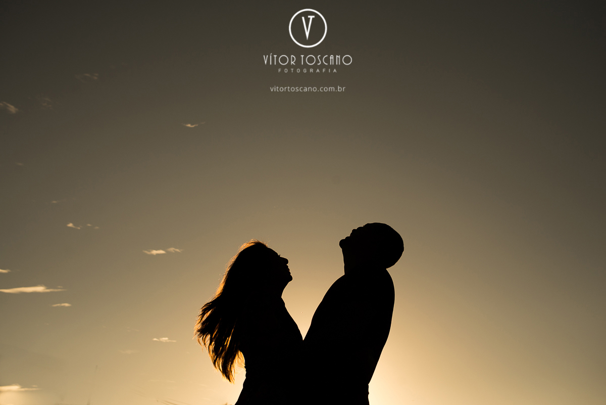 Silhueta do casal durante o ensaio fotográfico de Jucielly e Auderi, em Natal-RN.