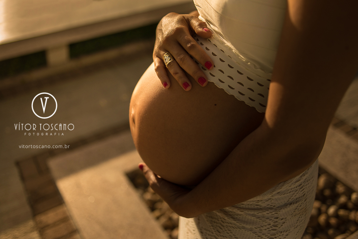 Detalhe da barriga durante o ensaio fotográfico da Gestante Marta, em Natal-RN.