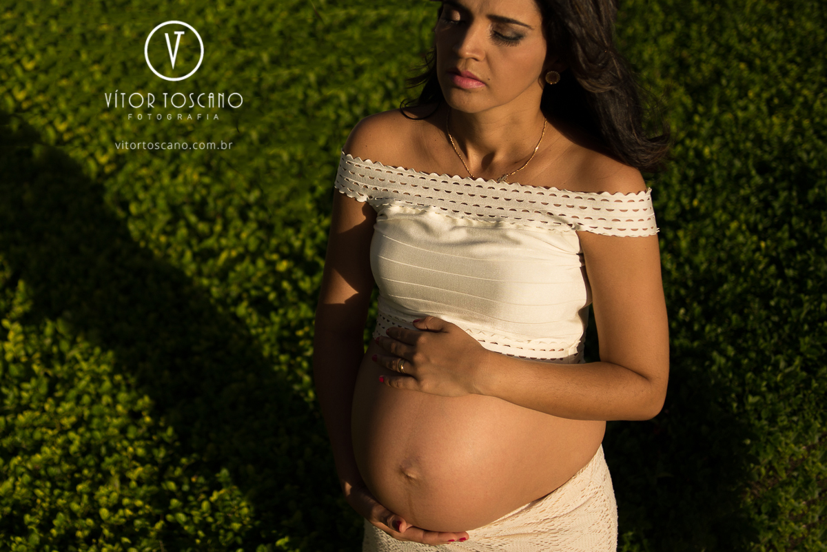 Gestante de olhos fechados durante o ensaio fotográfico da Gestante Marta, em Natal-RN.