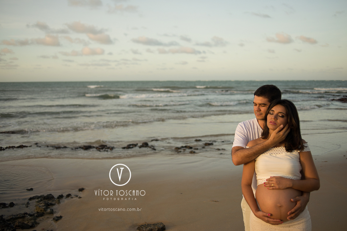 Pai e mão sentindo a luz divina durante o ensaio fotográfico da Gestante Marta, em Natal-RN.