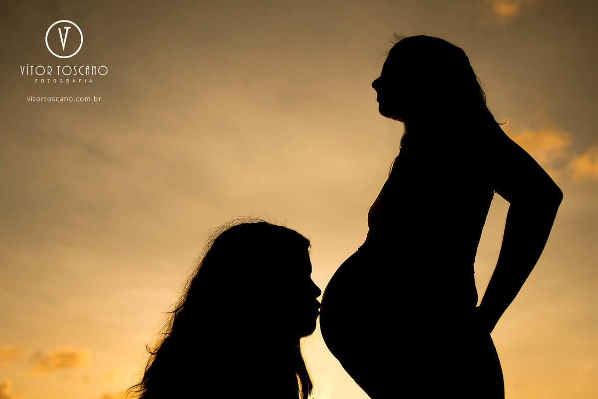 Silhueta da filha e da mãe durante o ensaio fotográfico da Gestante Marta, em Natal-RN.