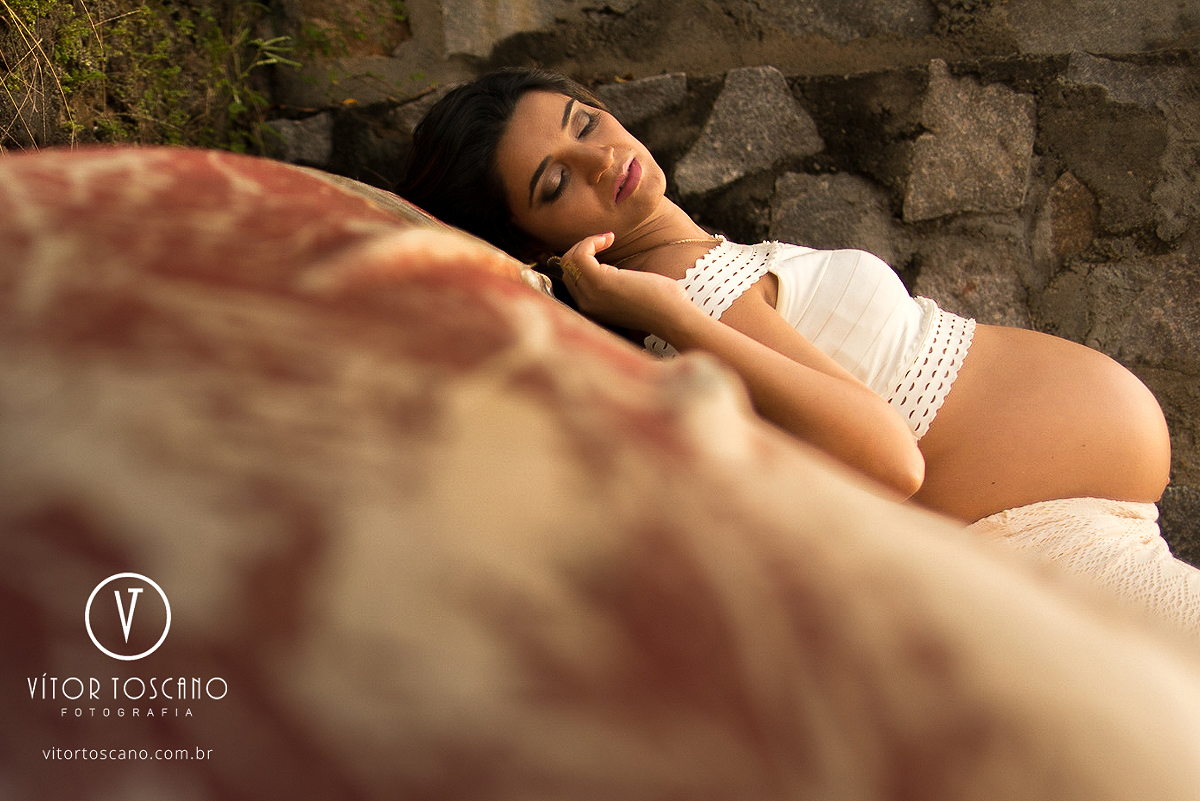 Gestante sob o barco durante o ensaio fotográfico da Gestante Marta, em Natal-RN.