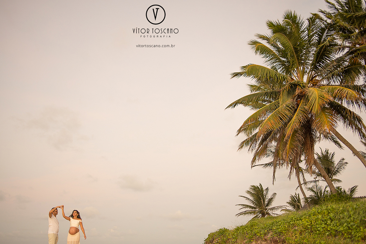 Minimalismo do casal durante o ensaio fotográfico da Gestante Marta, em Natal-RN.