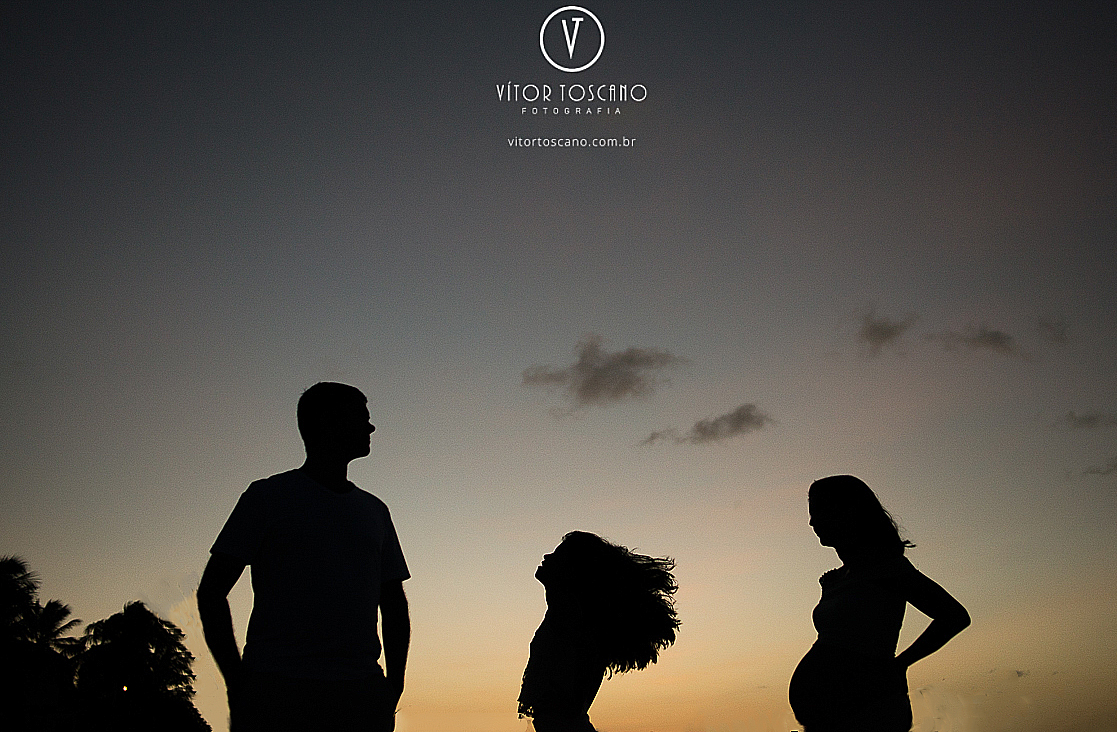 Silhueta dos pais e da menina durante o ensaio fotográfico da Gestante Marta, em Natal-RN.