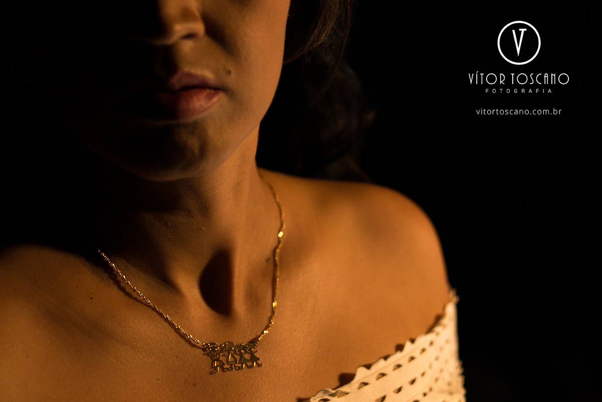 Detalhe da corrente da mãe durante o ensaio fotográfico da Gestante Marta, em Natal-RN.