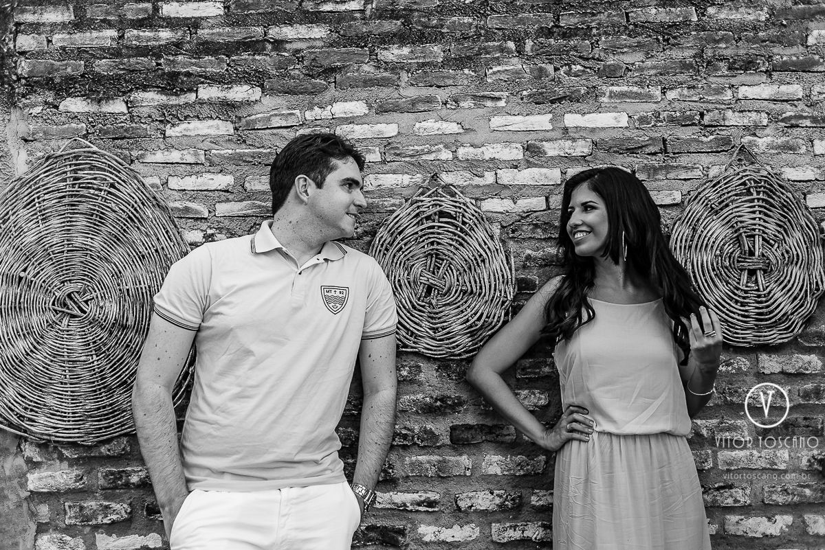 Troca de olhar entre os noivos durante o ensaio fotográfico do casal Rafael e Andreza, em Natal-RN.