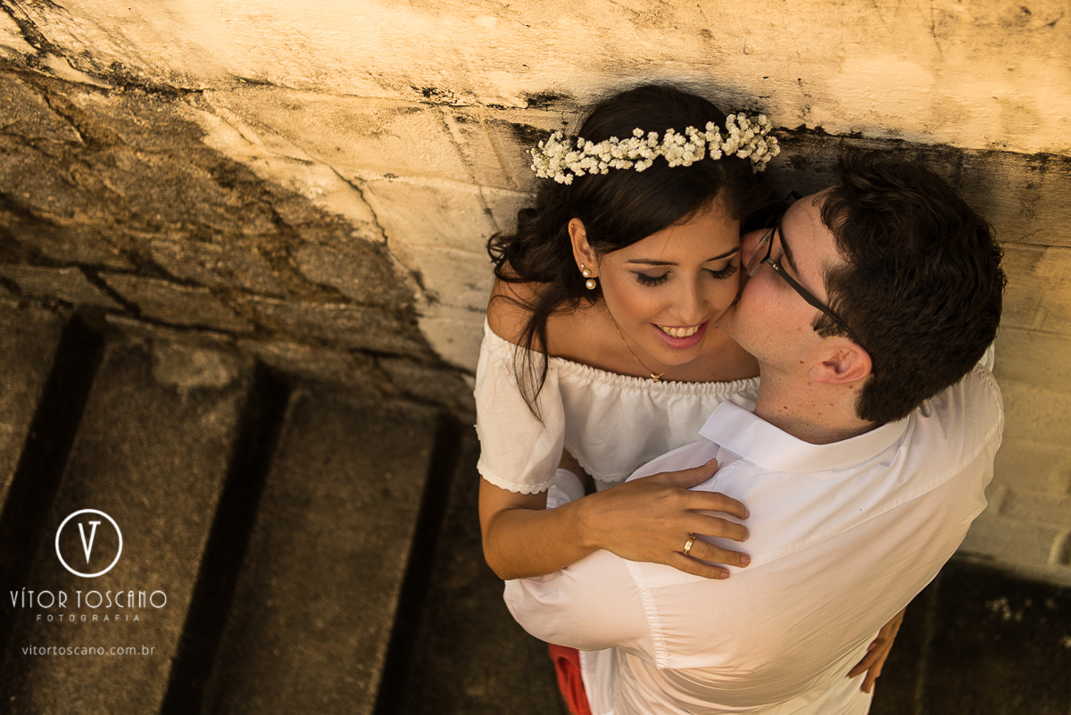 Noivos se beijando na escadaria durante o ensaio fotográfico do casal Rafael e Andreza, em Natal-RN.