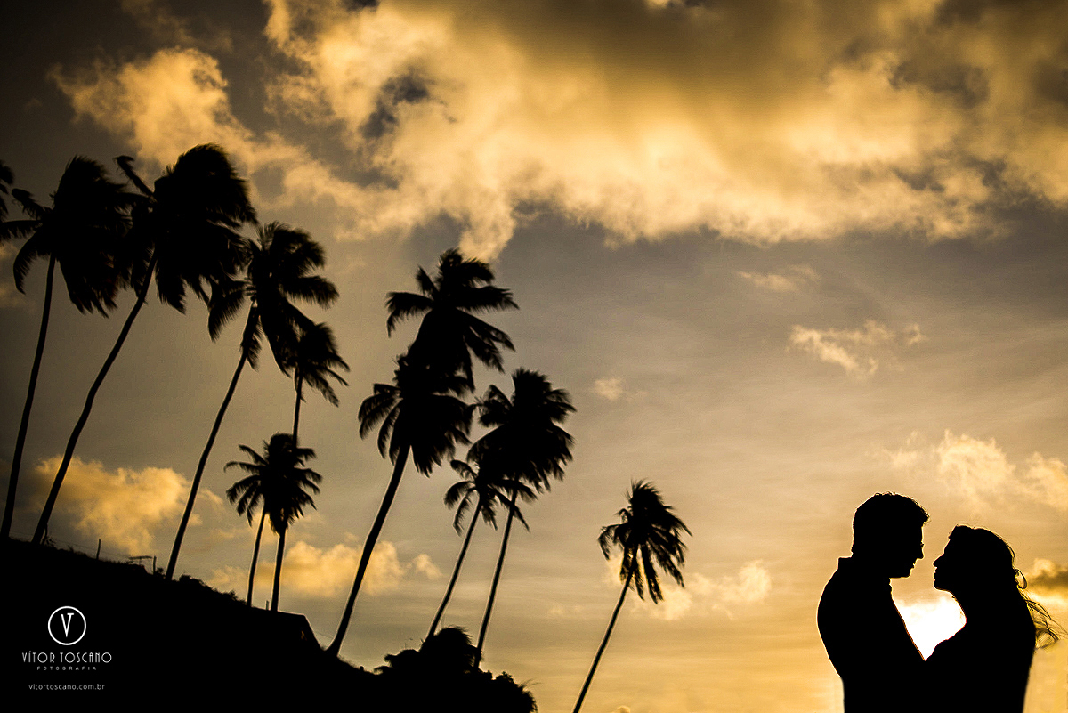 Silhueta dos noivos durante o ensaio fotográfico do casal Rafael e Andreza, em Natal-RN.