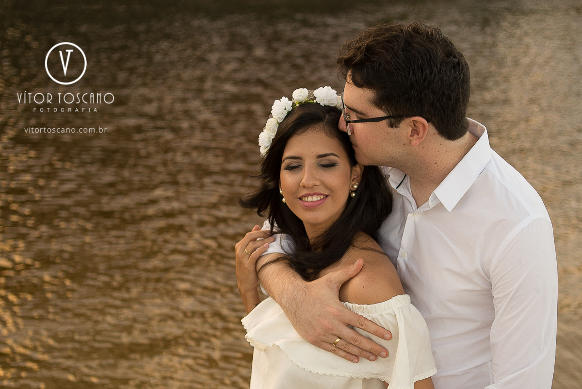 Beijo com carinho dos noivos no rio durante o ensaio fotográfico do casal Rafael e Andreza, em Natal-RN.