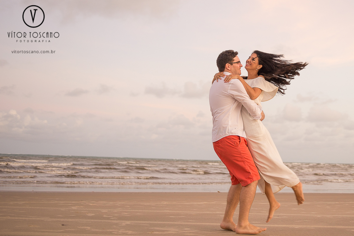 Noiva se jogando nos braços do noivo durante o ensaio fotográfico do casal Rafael e Andreza, em Natal-RN.