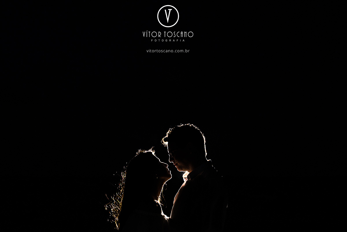 Silhueta dos noivos durante o ensaio fotográfico do casal Rafael e Andreza, em Natal-RN.