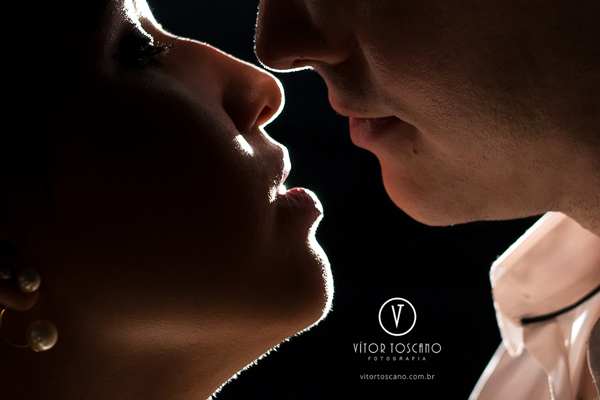 Detalhe da boca dos noivos prestes a se beijarem durante o ensaio fotográfico do casal Rafael e Andreza, em Natal-RN.