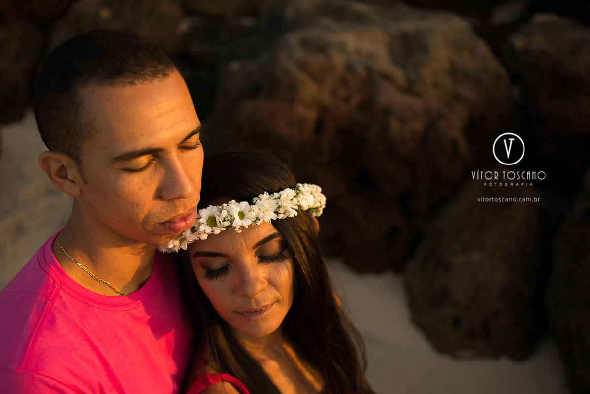 Casal sob a luz do sol durante o ensaio fotográfico de André e Laudiceia, em Pipa-RN.