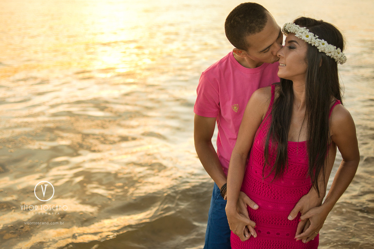 Beijo do casal durante o ensaio fotográfico de André e Laudiceia, em Pipa-RN.