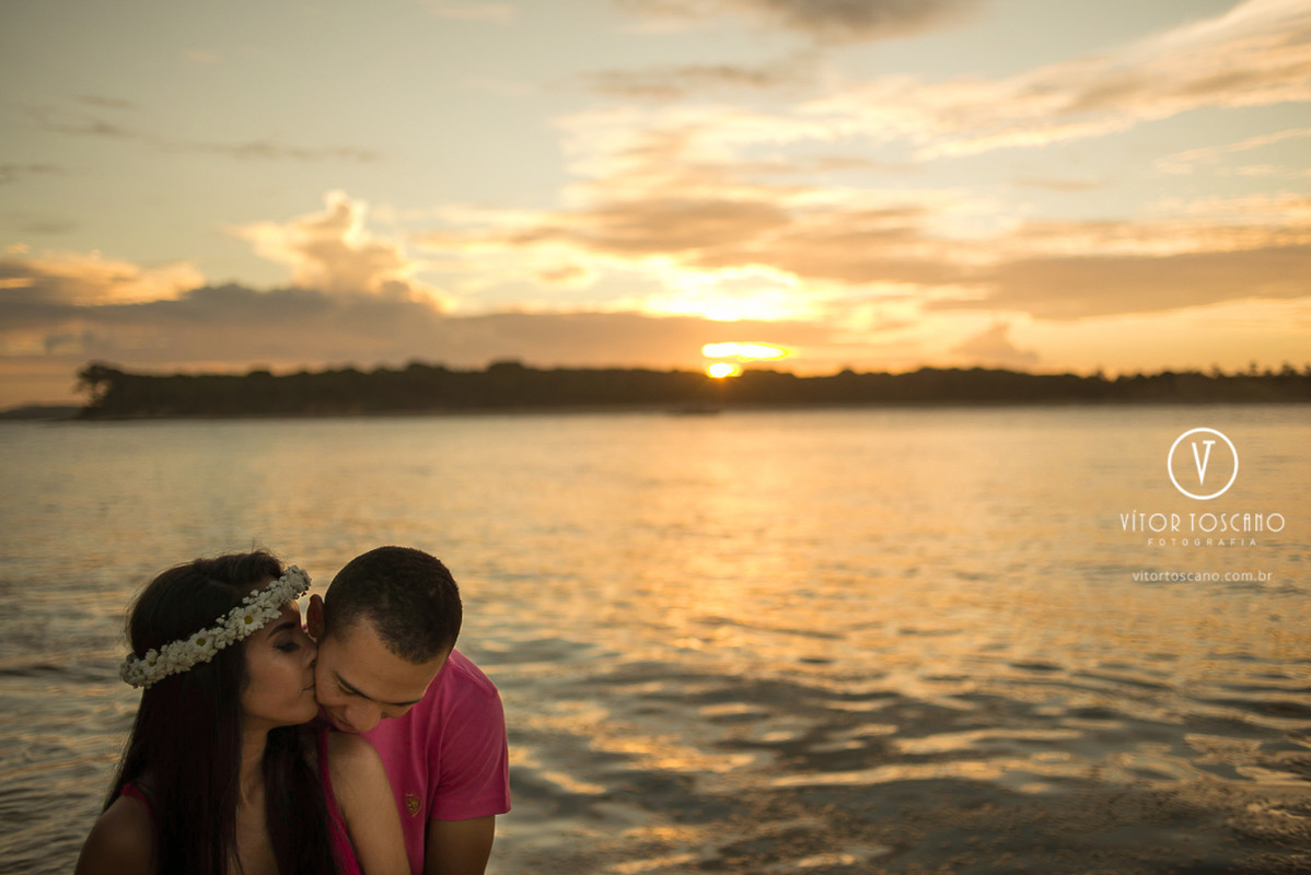 Cheiro do noivo na noiva durante o ensaio fotográfico de André e Laudiceia, em Pipa-RN.