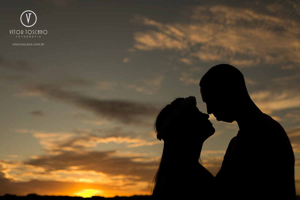Silhueta do casal durante o ensaio fotográfico de André e Laudiceia, em Pipa-RN.