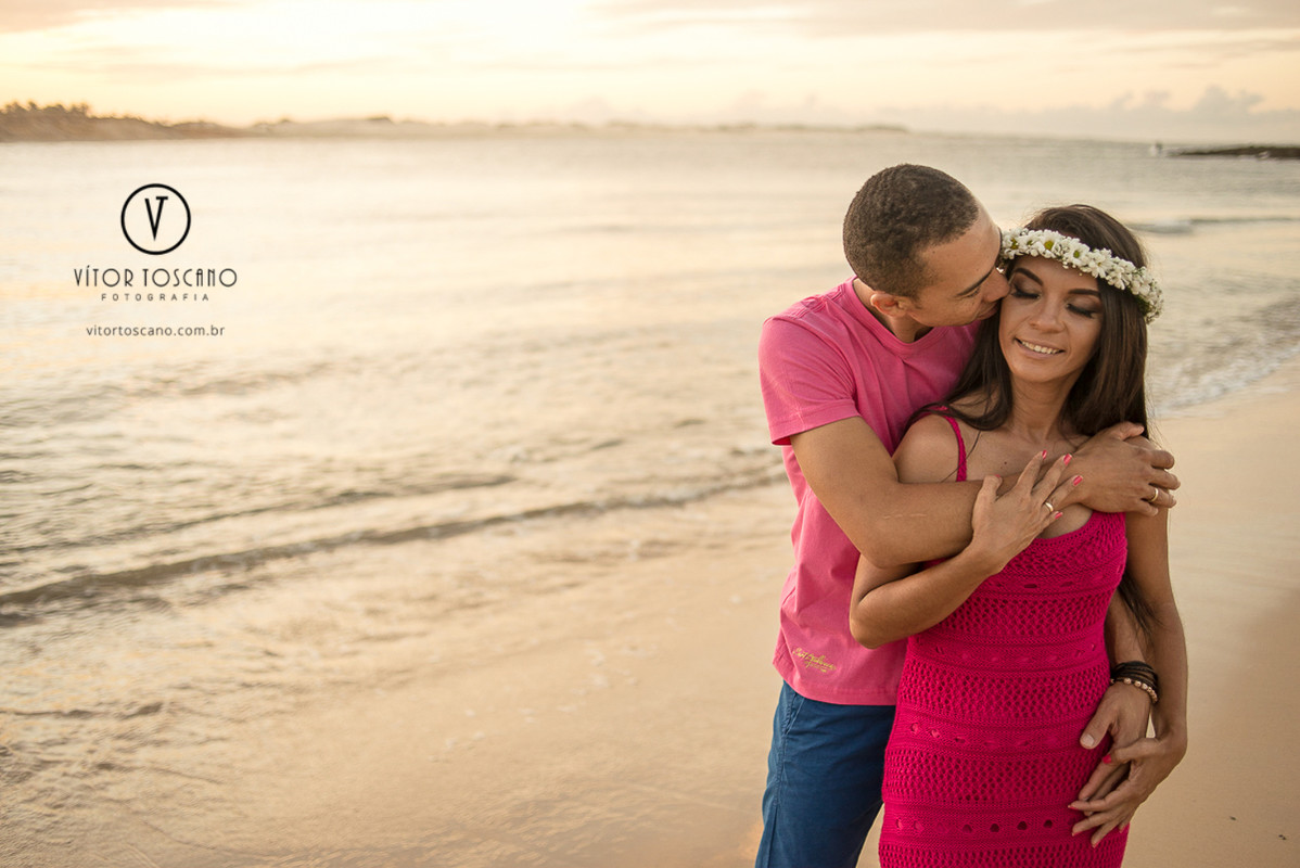 Beijo do noivo na noiva durante o ensaio fotográfico de André e Laudiceia, em Pipa-RN.