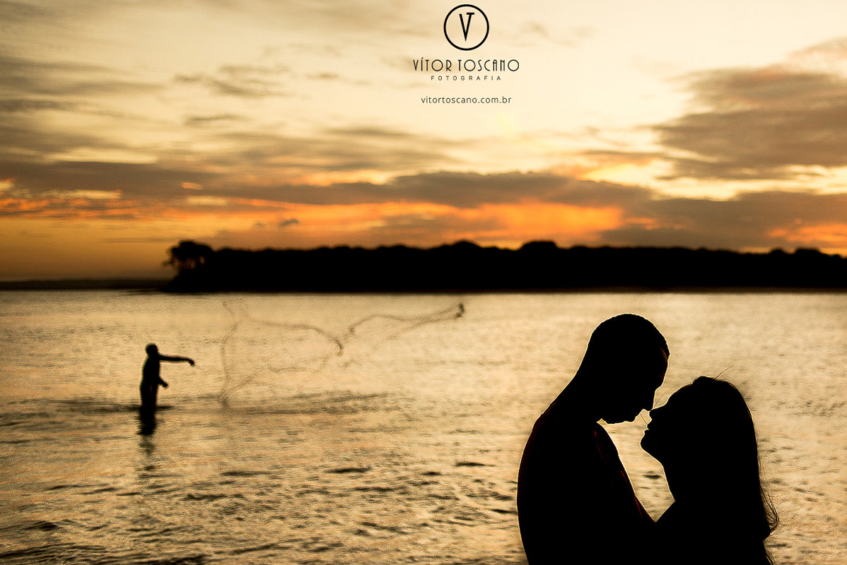 Silhueta do casal com o detalhe do pescador durante o ensaio fotográfico de André e Laudiceia, em Pipa-RN.