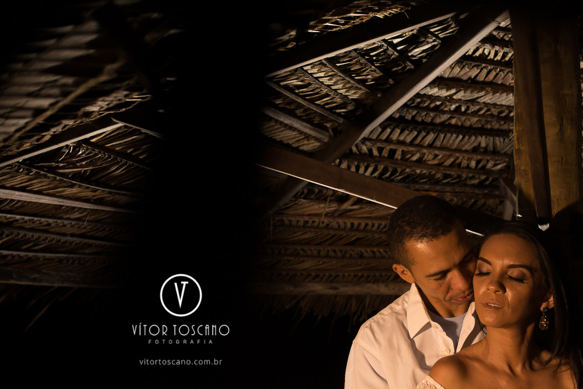 Beijo do casal durante o ensaio fotográfico de André e Laudiceia, em Pipa-RN.