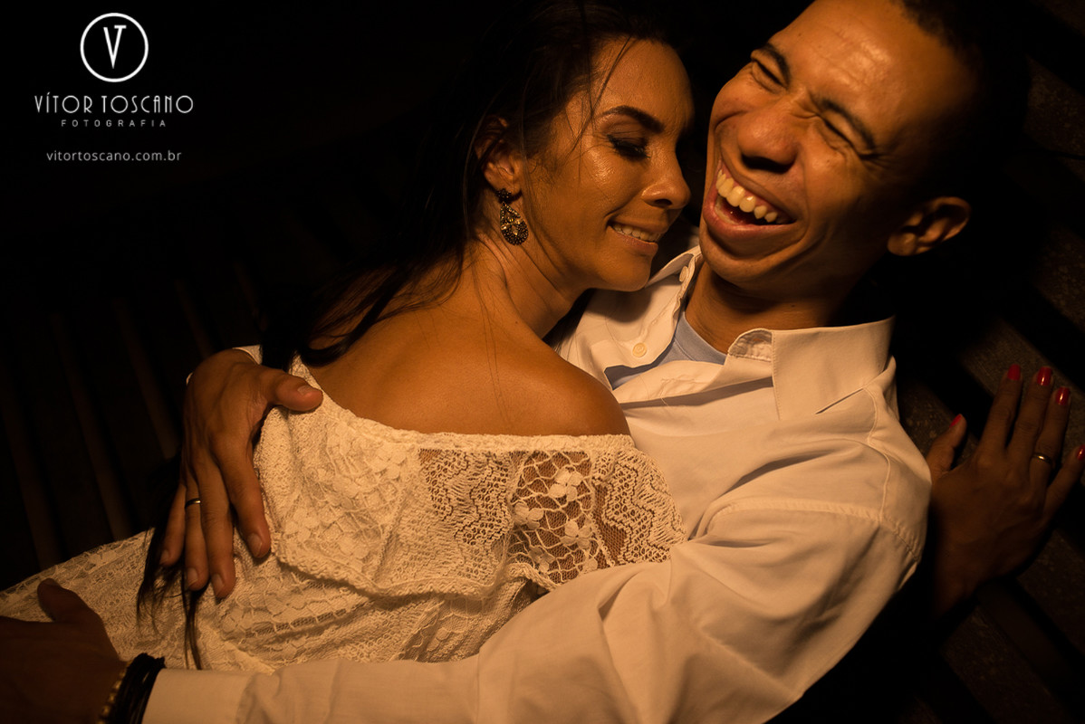 Noivo sorrindo durante o ensaio fotográfico de André e Laudiceia, em Pipa-RN.