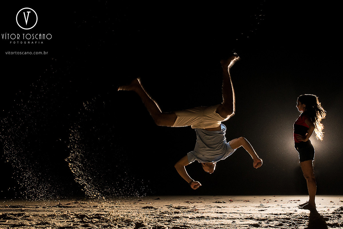 Golpe de capoeira do noivo durante o ensaio fotográfico de André e Laudiceia, em Pipa-RN.