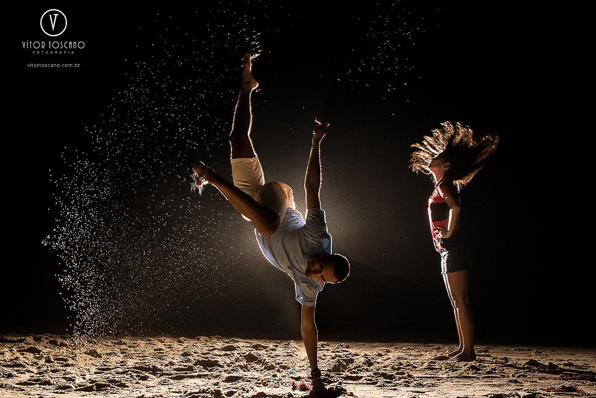 Golpe de capoeira do noivo e jogada de cabelo da noiva durante o ensaio fotográfico de André e Laudiceia, em Pipa-RN.