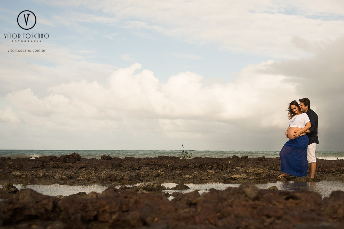 Gestante com seu marido sob as pedras durante ensaio fotográfico, em Natal-RN.