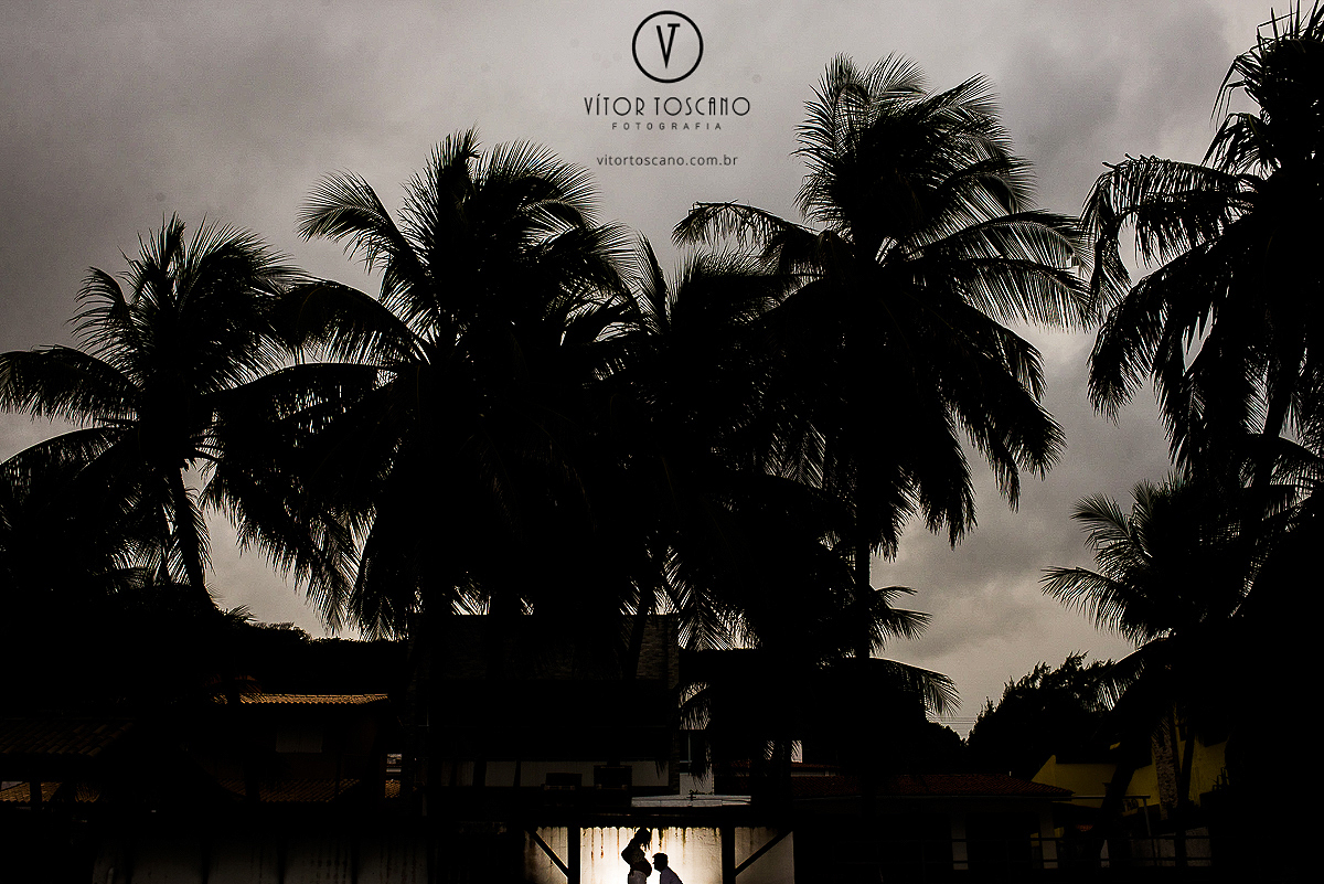 Silhueta do pai e da gestante durante ensaio fotográfico, em Natal-RN.