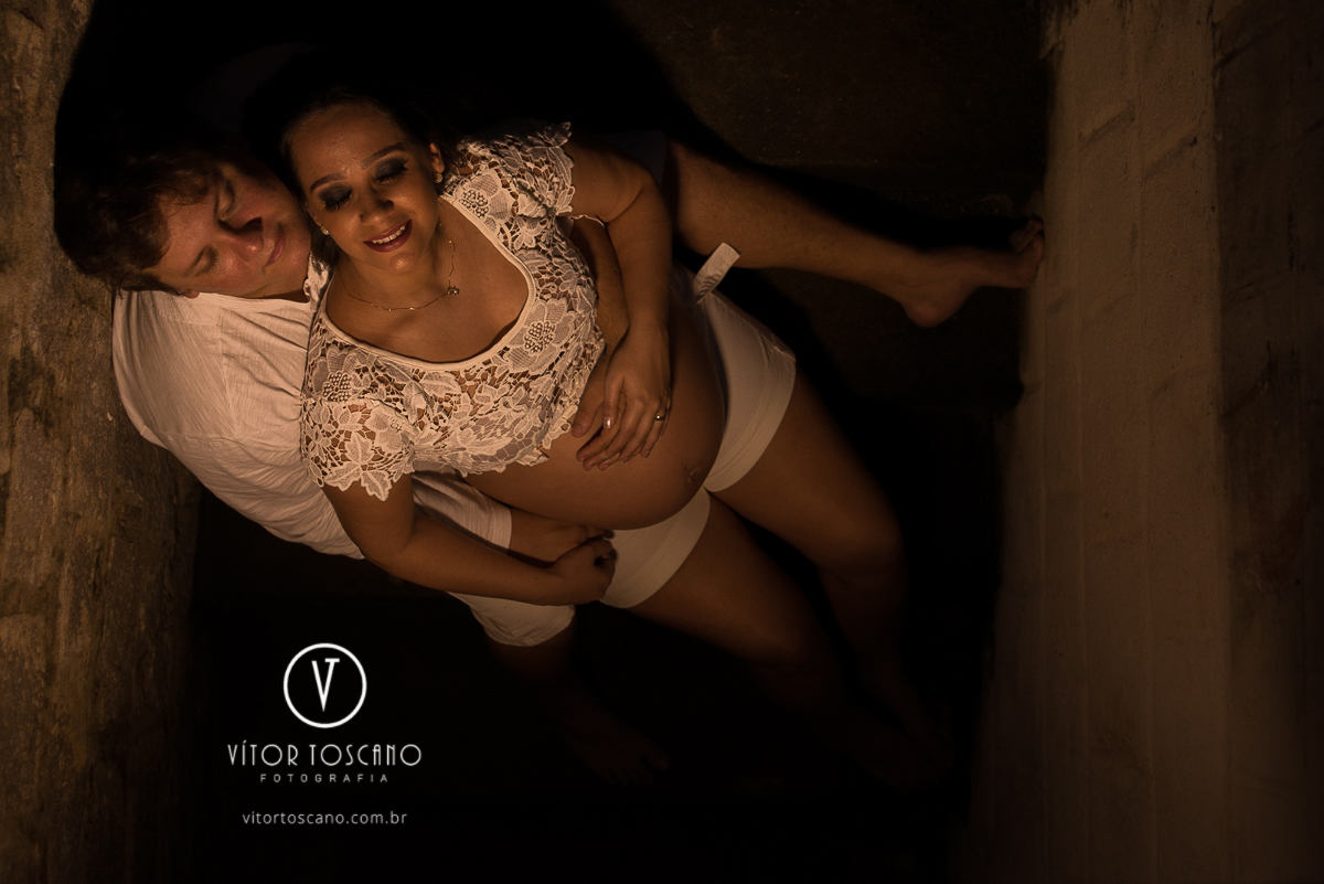 Foto de cima da gestante durante ensaio fotográfico, em Natal-RN.