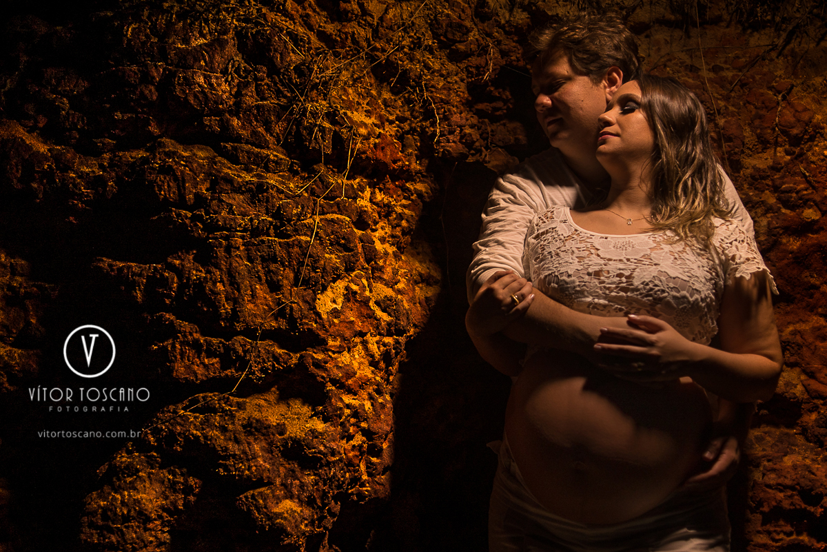 Textura da pedra junto do pai e da gestante durante ensaio fotográfico, em Natal-RN.