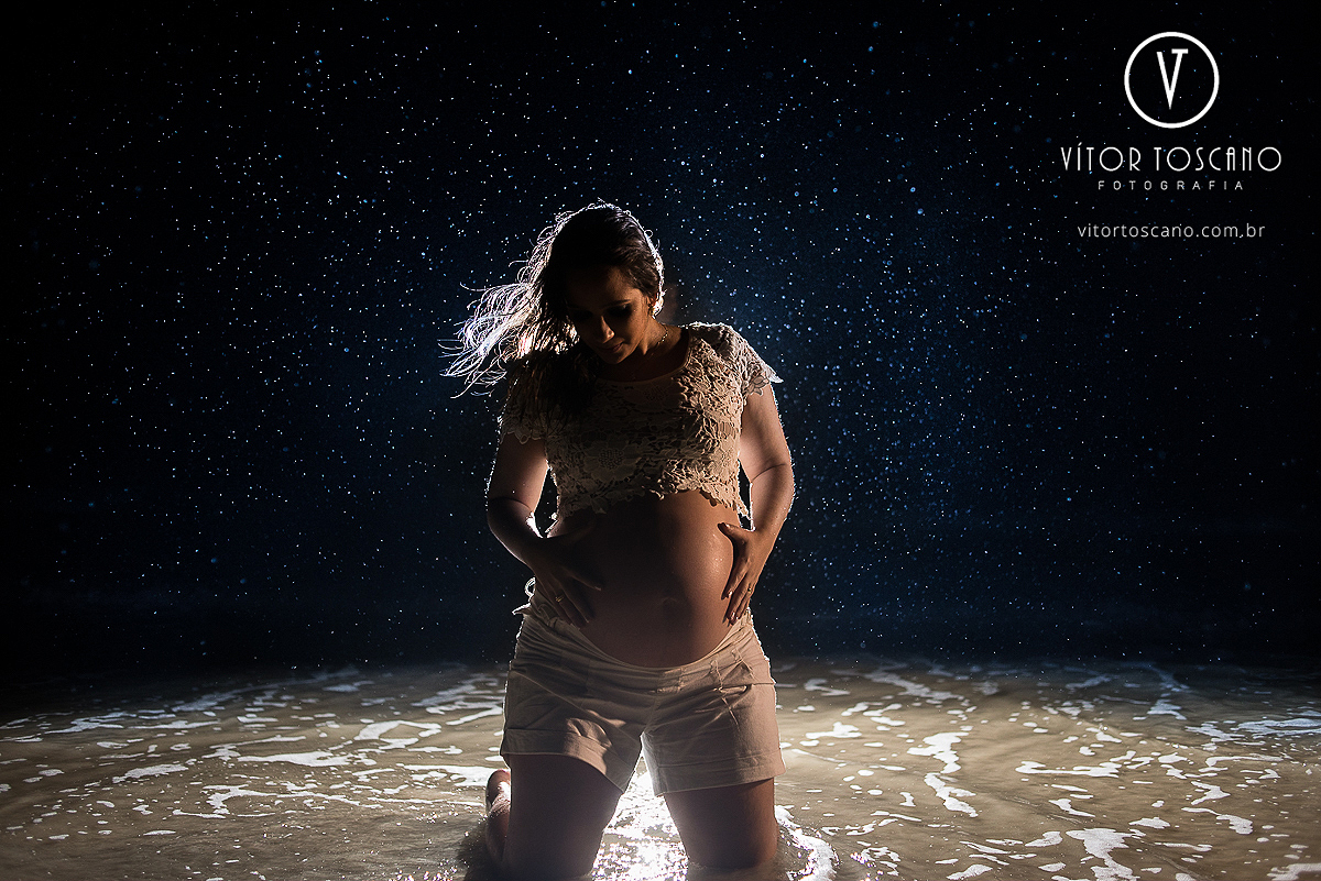 Gestante na água durante ensaio fotográfico, em Natal-RN.