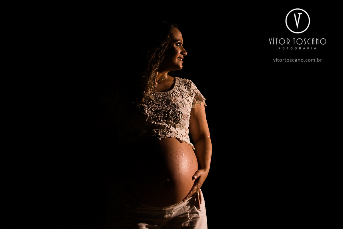 Luz sob a gestante durante ensaio fotográfico, em Natal-RN.